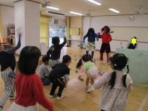 写真：鬼に豆を投げる子どもたちの様子