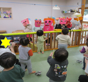 写真：5歳児鬼と1、2歳児の子どもたち