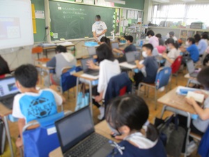 弥生小 タブレット端末を利用した授業