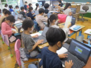 富士見台小 端末に入力する様子
