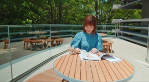 写真:板橋区立中央図書館のテラスで本を読む女性