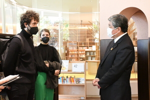 写真:区長と受賞者