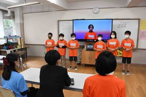 サムネイル:チームスパークがプレゼンを披露