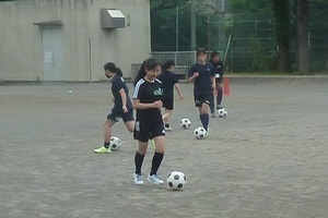写真:女子サッカークラブの活動のようす