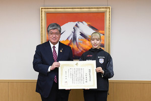 写真:坂本区長と江村選手