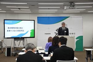 サムネイル:記者会見の様子1