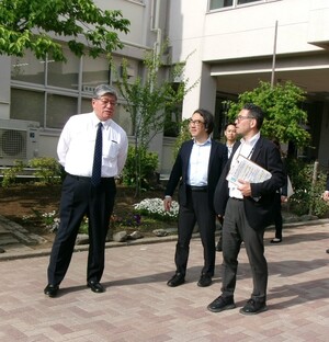 写真:坂本区長(左)、平岩代表理事(中央)、押塚マネージャー(右)