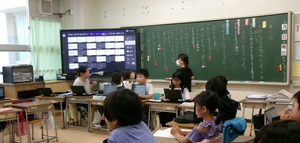 写真:一人一台端末と電子黒板を連動させて話合いに活用している学級の様子
