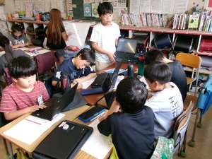写真:グループで学習する児童の様子